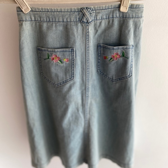 Topshop Jean skirt with front floral embroidered pockets with snaps. Size 6 - Picture 2 of 16